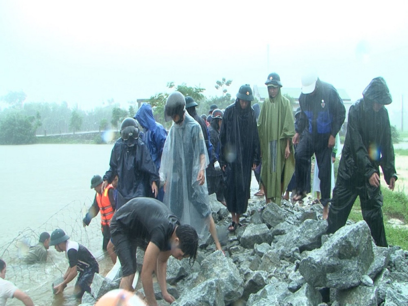 Bờ biển sạt lở nghiêm trọng, khẩn trương cứu đê -0