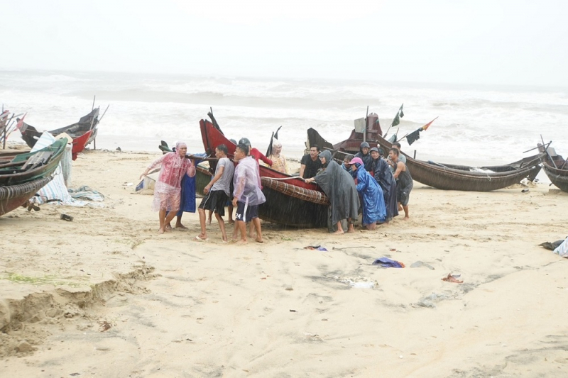 Bờ biển sạt lở nghiêm trọng, khẩn trương cứu đê -0