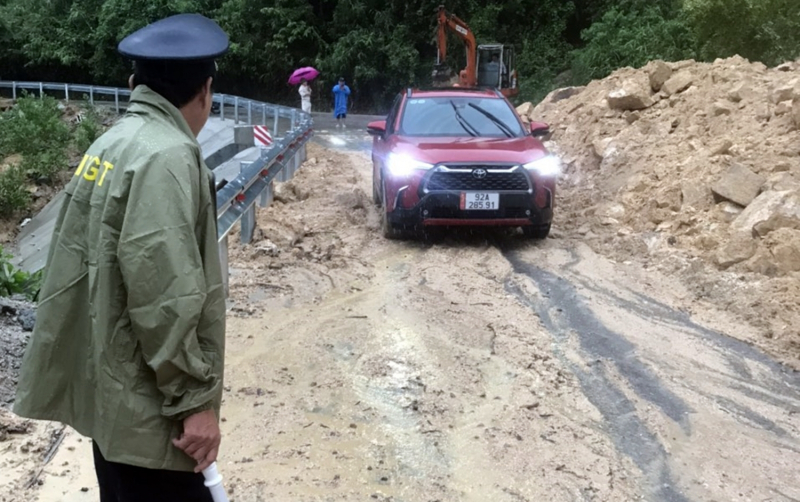 Quảng Nam: Giao thông đường bộ nhiều nơi bị ách tắc, tuyến Hội An - Cù Lao Chàm ngừng hoạt động -0
