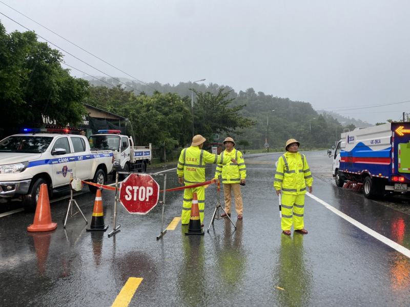 Đèo Hải Vân đã được lưu thông trở lại sau sạt lở  -1