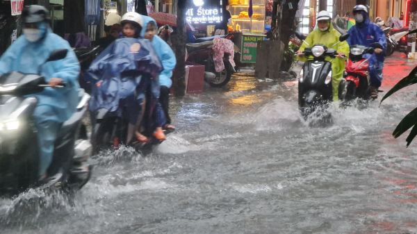 Mưa lũ khiến nhiều nơi thành 