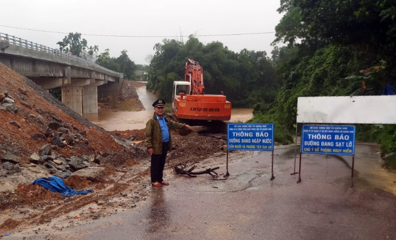 Mưa lớn tiếp diễn, nhiều tuyến đường ngập sâu, Quảng Nam cảnh báo sạt lở diện rộng -0