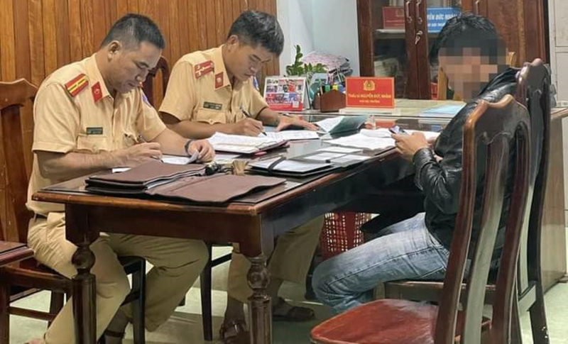 Ôtô tông xe máy và xe đạp đi cùng chiều rồi bỏ chạy -0