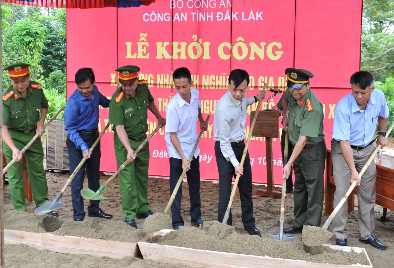 Khởi công xây dựng “Nhà tình nghĩa” cho thân nhân liệt sĩ CAND hy sinh trong vụ khủng bố ở Đắk Lắk -0