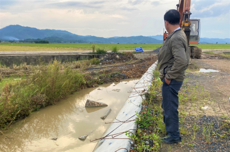 Cận cảnh đê bao ngăn lũ hơn 200 tỷ đồng chưa hoàn thành đã xuống cấp -0