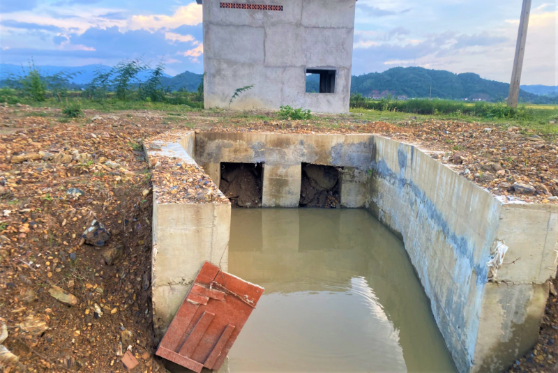 Cận cảnh đê bao ngăn lũ hơn 200 tỷ đồng chưa hoàn thành đã xuống cấp -0