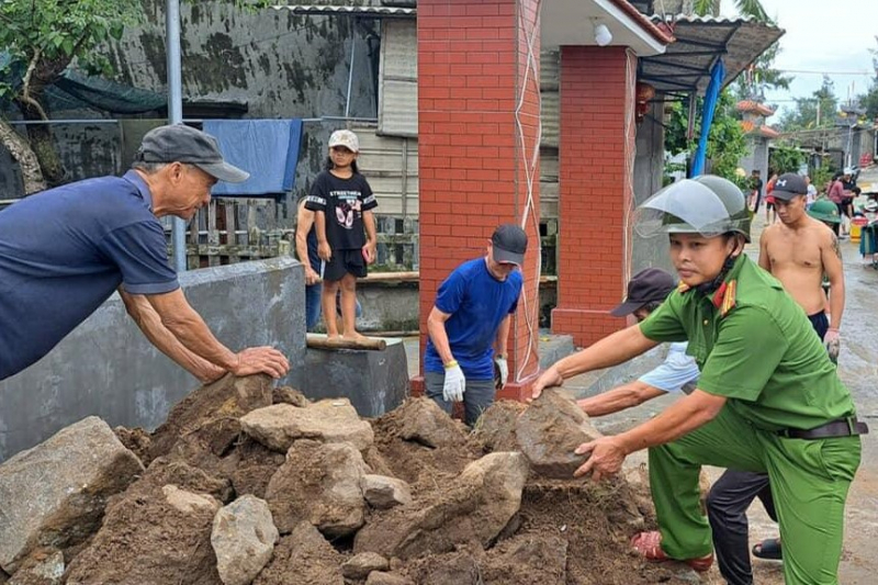 Thừa Thiên Huế khẩn trương khắc phục sạt lở ven sông, ven biển -0