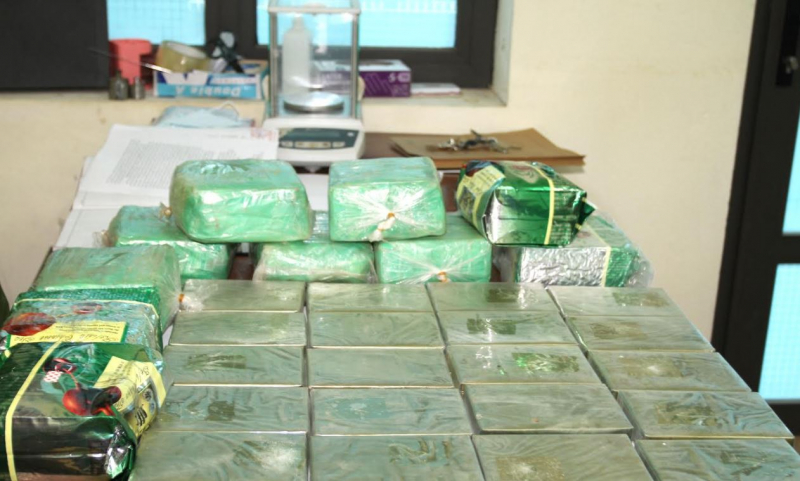 Bắt tại chỗ 2 thanh niên cùng 20 bánh heroin và 9,665 kg ma túy tổng hợp -1