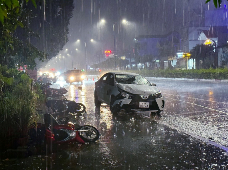 Tạm giữ tài xế lái ô tô đâm hàng loạt xe máy làm 1 người tử vong -0