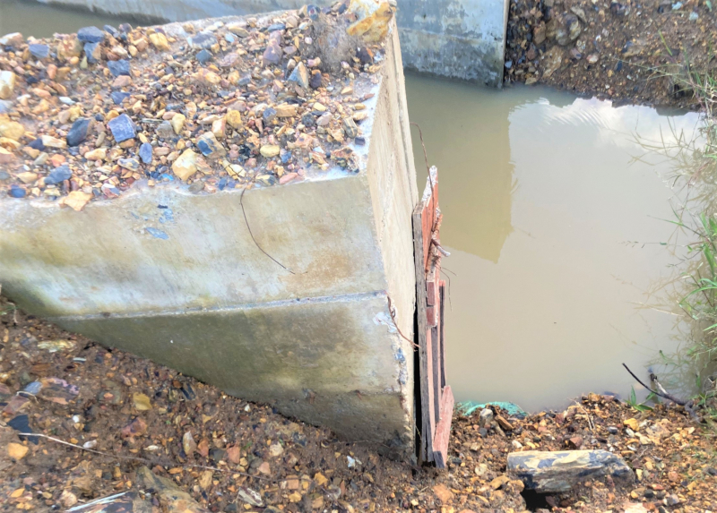 Cận cảnh đê bao ngăn lũ hơn 200 tỷ đồng chưa hoàn thành đã xuống cấp -0