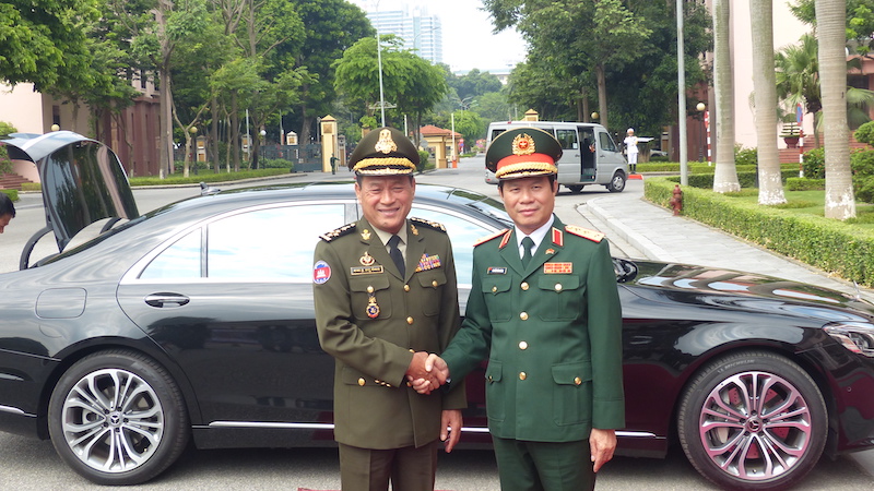 Thượng tướng Nguyễn Tân Cương hội đàm với Tổng tư lệnh Quân đội Hoàng gia Campuchia -0