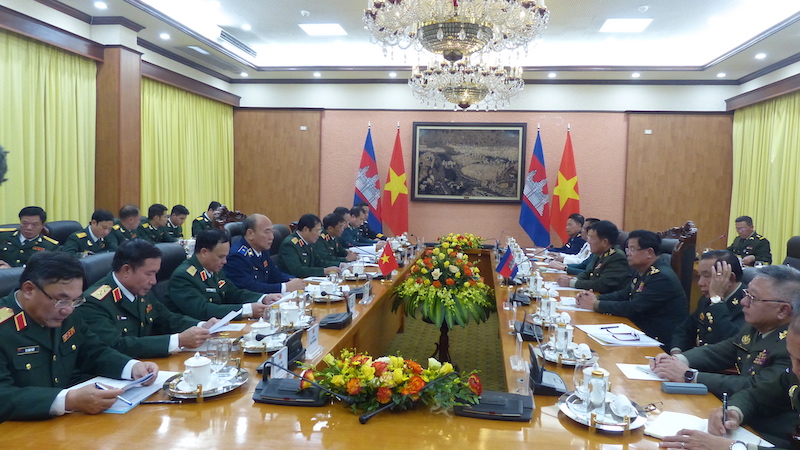 Thượng tướng Nguyễn Tân Cương hội đàm với Tổng tư lệnh Quân đội Hoàng gia Campuchia -0