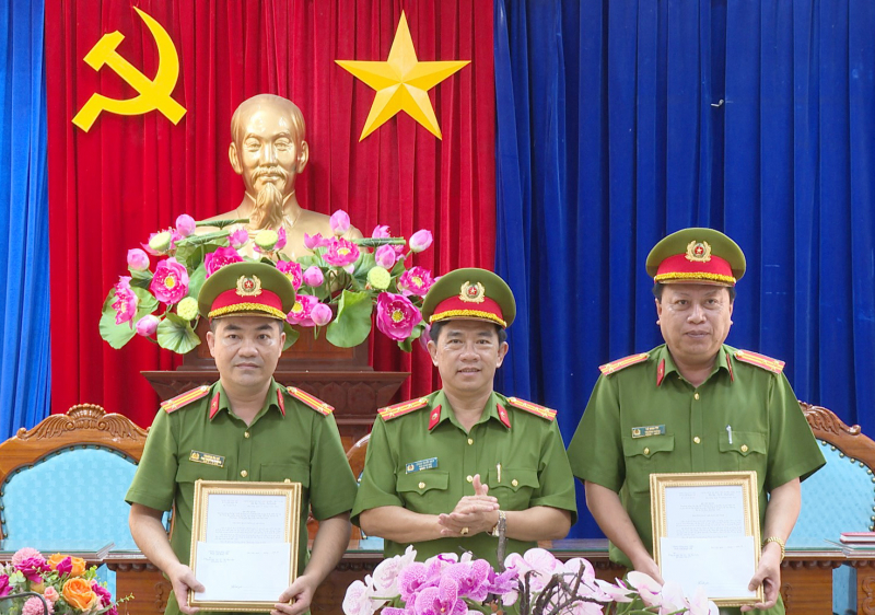 Khen thưởng các đơn vị có thành tích xuất sắc trong đấu tranh tội phạm -0