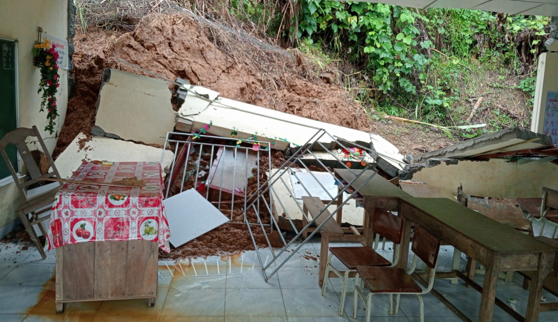 Sạt lở làm sập điểm trường, huy động máy bay tìm kiếm ngư dân mất tích -0