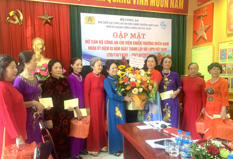 Gặp mặt chúc mừng các nữ Công an chi viện chiến trường miền Nam nhân Ngày phụ nữ Việt Nam -0