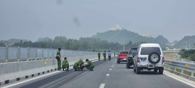 Công an lấy mẫu giám định vụ việc nghi đổ hoá chất phá hoại cao tốc -0