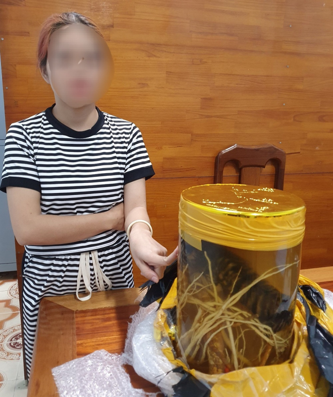 “Mẹ bỉm sữa” bị khởi tố vì bán rượu ngâm xác hổ -0