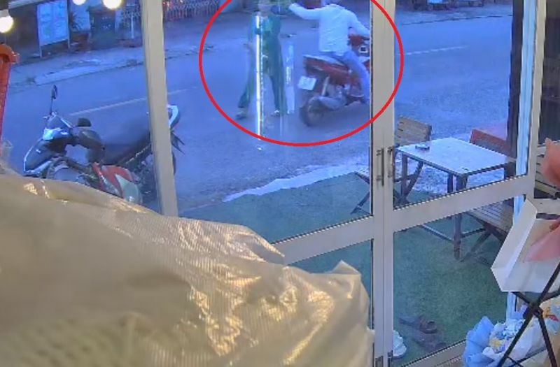 Tên cướp bị chặn bắt ngã xe nhảy kênh lẩn trốn nhưng không thoát -0