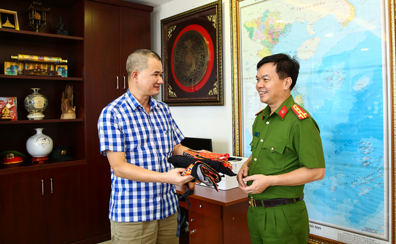 Vị già làng mang sắc phục Công an ở Thượng Minh -0