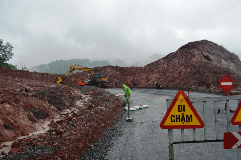 Khẩn trương khắc phục sạt lở Quốc lộ 15D đi Cửa khẩu quốc tế La Lay -0