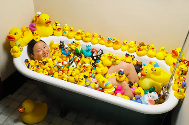 cô charlotte lee cùng bộ sưu tập vịt cao su của mình. nguồn the guinness record.png -0