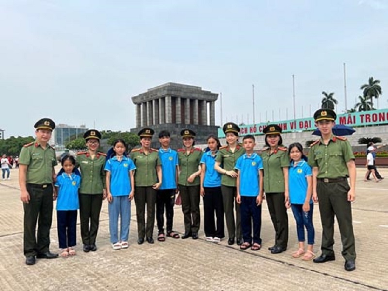 Nhân kỷ niệm Ngày Phụ nữ Việt Nam 20/10: “Mẹ đỡ đầu” CAND - sắc phục xanh nâng đỡ ước mơ -0