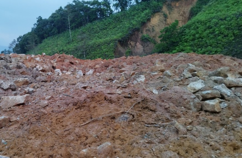 Xử lý hơn 6 nghìn khối đất, đá sạt lở để thông đường Hồ Chí Minh  -0