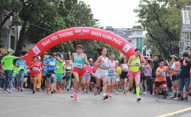 NSƯT Xuân Bắc, Hoa khôi Bế Thị Băng thi chạy với 1.000 người để hỗ trợ trẻ em -0