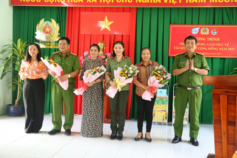 Phụ nữ Công an tỉnh Bình Dương với nhiều hoạt động ý nghĩa, thiết thực -0