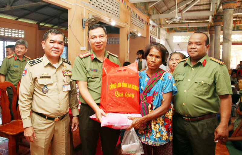 Công an tỉnh An Giang thăm khám, cấp thuốc miễn phí, tặng quà cho 600 người dân Campuchia -0