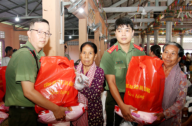Công an tỉnh An Giang thăm khám, cấp thuốc miễn phí, tặng quà cho 600 người dân Campuchia -0