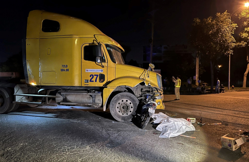 Tông vào xe container, một người tử vong tại chỗ, một người bị thương nặng -0