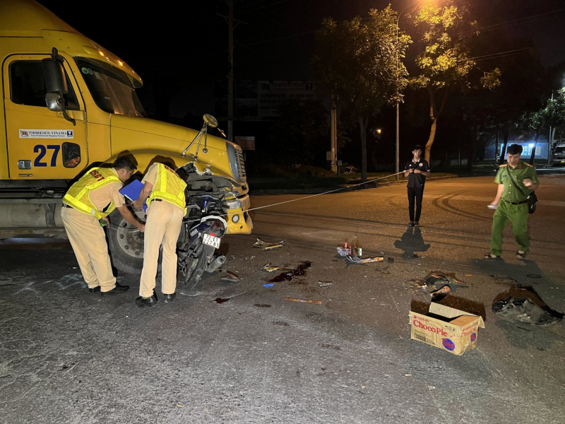 Tông vào xe container, một người tử vong tại chỗ, một người bị thương nặng -0