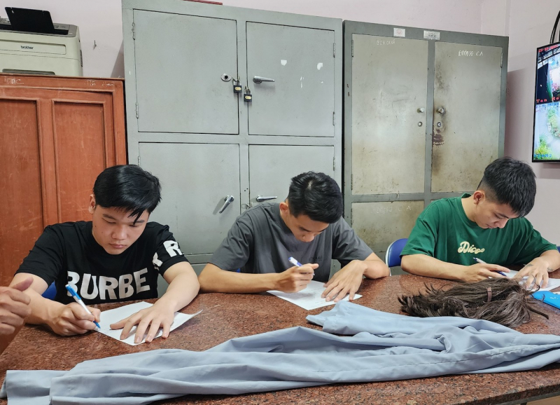 Nhóm thanh niên chạy xe một bánh 