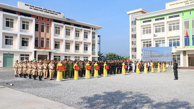 Tuyen Quang police practice neutralizing terrorists, rescuing hostages, fighting fire -0