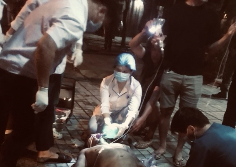 Lực lượng Công an dập lửa cứu người trong ngôi nhà bị cháy  -0