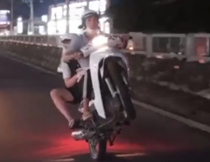 Nhóm thanh niên chạy xe một bánh 