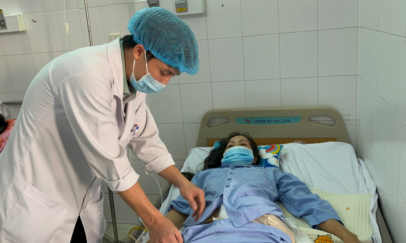 Ngã cây cà na, một phụ nữ bị cọc gỗ đâm xuyên bụng -0