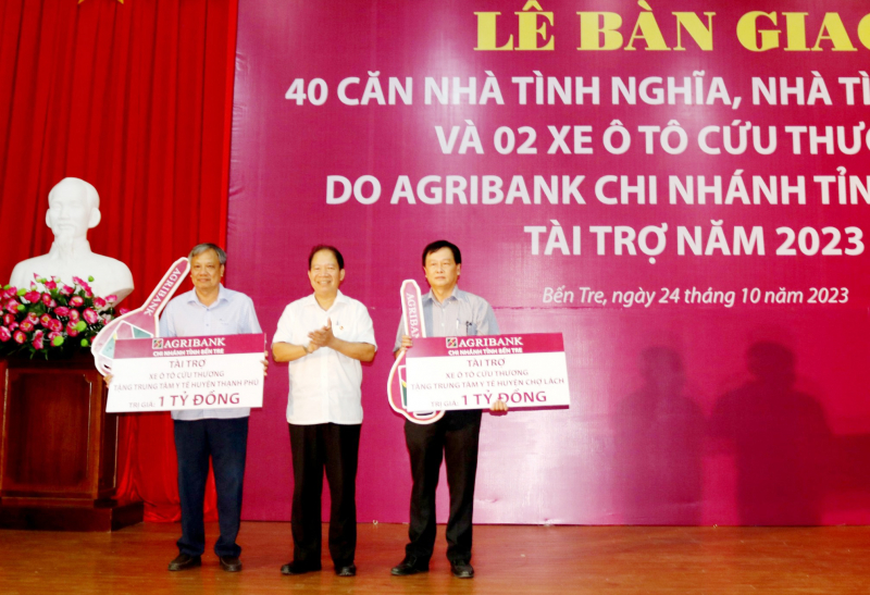 Agribank Bến Tre tài trợ 40 căn nhà tình nghĩa, 2 xe cứu thương cho tỉnh Bến Tre -1