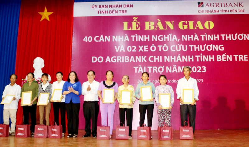 Agribank Bến Tre tài trợ 40 căn nhà tình nghĩa, 2 xe cứu thương cho tỉnh Bến Tre -2
