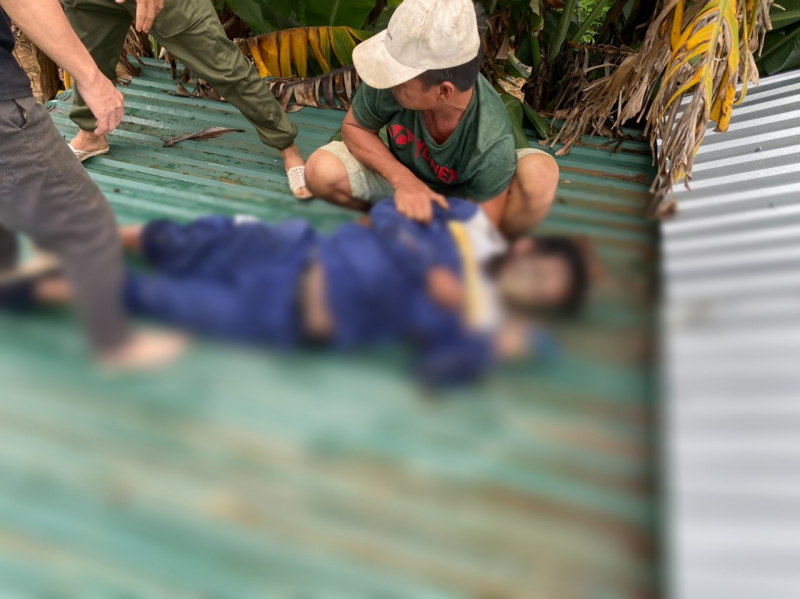 Sửa dây mạng internet, nhân viên viễn thông bị điện giật tử vong  -0