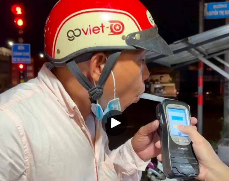 Bực tức vì bị giữ xe, lấy đá ném CSGT rồi chui vào bụi rậm lẩn trốn -0