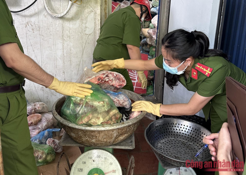 Hãi hùng hơn 2,2 tấn thịt lợn biến đổi màu, có mùi lạ trong kho đông lạnh -1