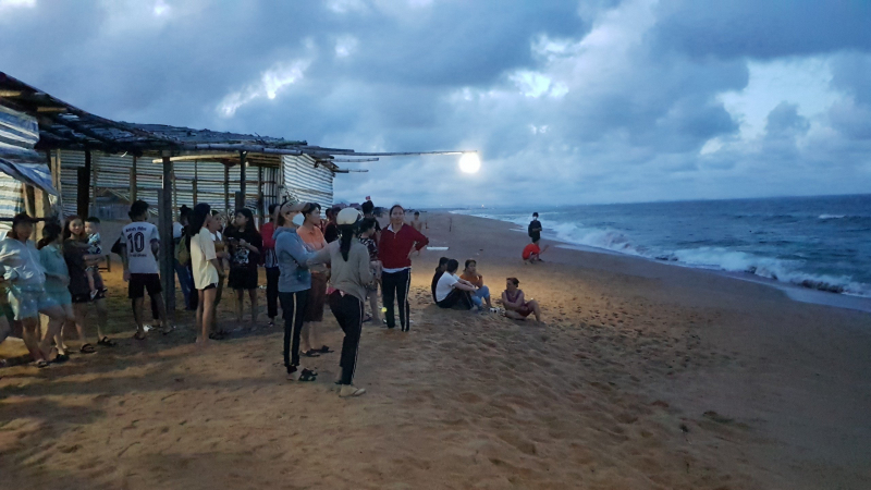        Hai nữ sinh bị sóng biển cuốn, một người mất tích -1