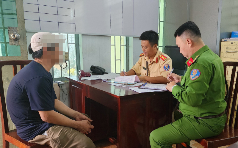 Xử phạt người đi xe gắn máy “dìu” ô tô trên đường ở Sóc Trăng -0