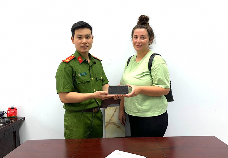 Truy tìm, trả lại chiếc Iphone du khách Pháp đánh rơi trên xe Grab -0