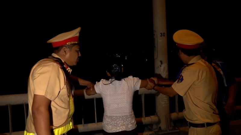 Công an Hưng Yên kịp thời ngăn cản người phụ nữ định nhảy cầu Yên Lệnh -1