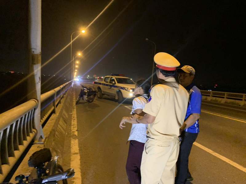 Công an Hưng Yên kịp thời ngăn cản người phụ nữ định nhảy cầu Yên Lệnh -0