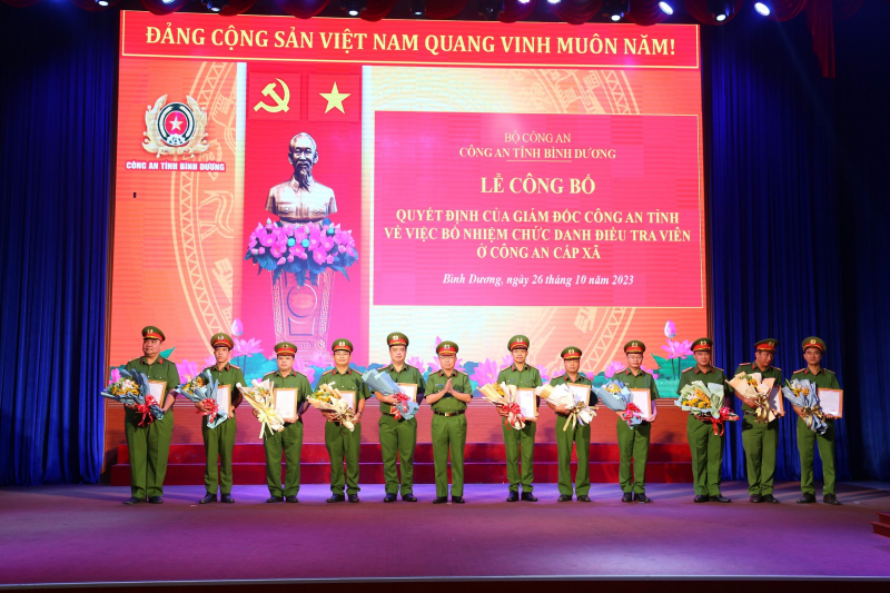 Công an Bình Dương trao quyết định bổ nhiệm 42 điều tra viên Công an cấp xã -0