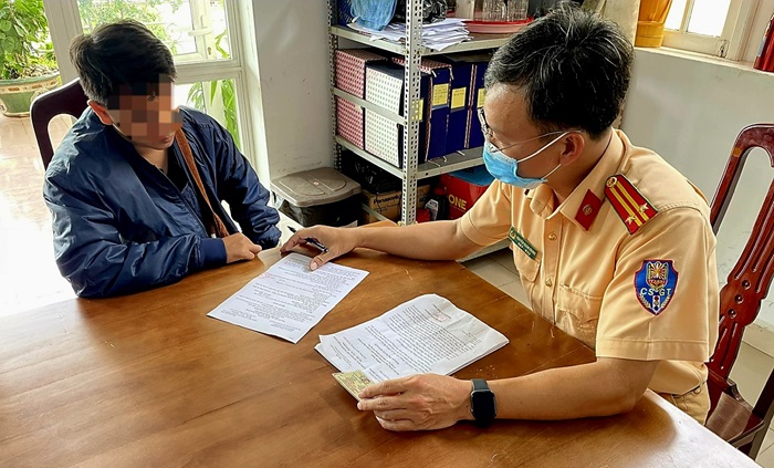 Tài xế vượt ẩu suýt gây tai nạn ở cửa ngõ Đà Lạt -0